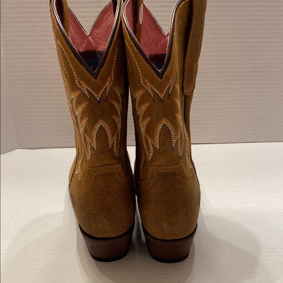 Brown Heeled Boots with Western Stitching and Pointed Toe - Picture 3 of 16